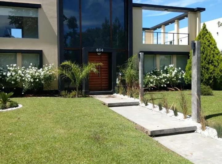 Casa · 280m² · 7 Ambientes · 2 Cocheras