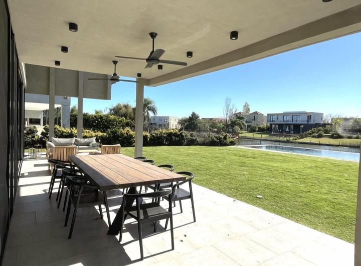 Casa · 195m² · 6 Ambientes · 5 Cocheras