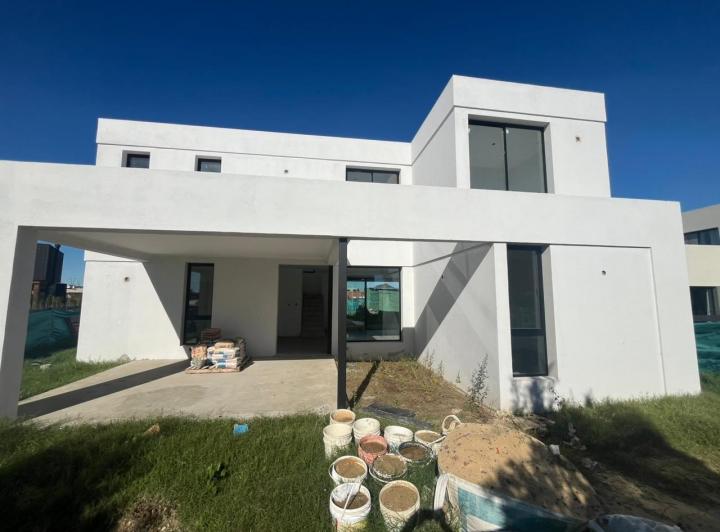 Casa · 200m² · 5 Ambientes · 1 Cochera