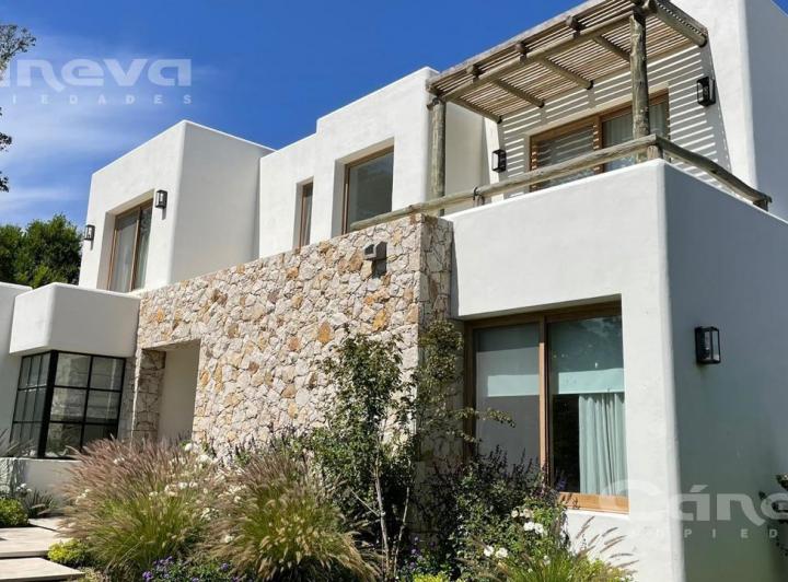 Casa · 299m² · 6 Ambientes · 2 Cocheras