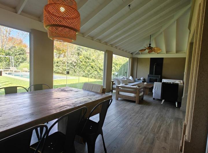 Casa · 390m² · 6 Ambientes · 2 Cocheras