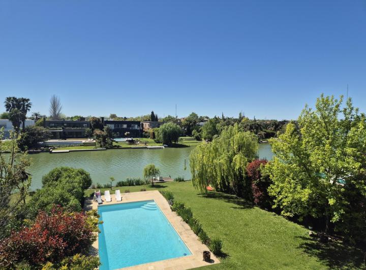 Casa · 265m² · 4 Dormitorios · 1 Cochera
