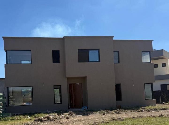 Casa · 829m² · 5 Ambientes · 3 Cocheras