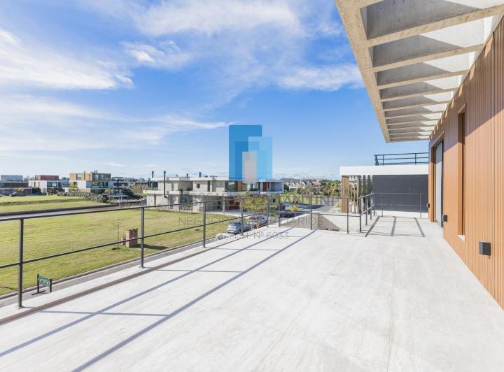 Casa · 385m² · 7 Ambientes · 5 Cocheras