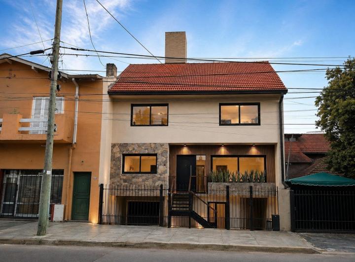Casa · 242m² · 6 Ambientes · 1 Cochera
