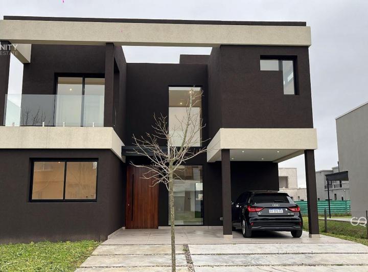 Casa · 235m² · 5 Ambientes · 2 Cocheras