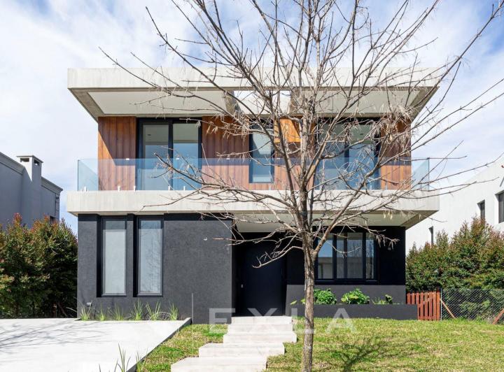 Casa · 248m² · 6 Ambientes · 1 Cochera