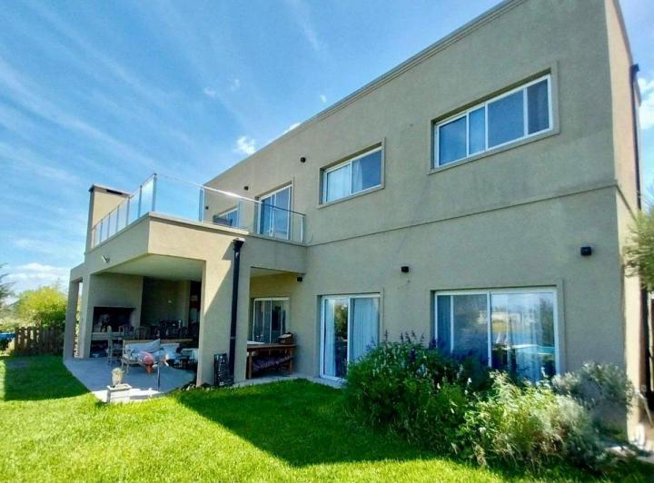Casa · 180m² · 7 Ambientes · 5 Cocheras