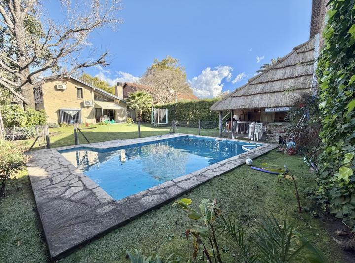 Casa · 228m² · 5 Ambientes · 2 Cocheras