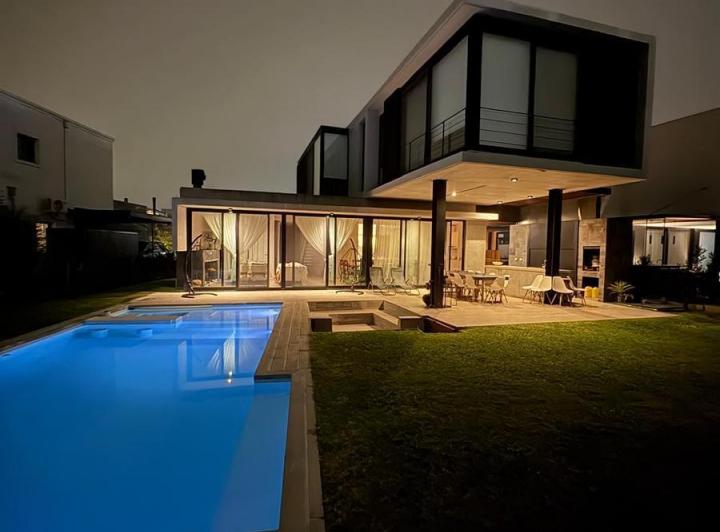Casa · 213m² · 6 Ambientes