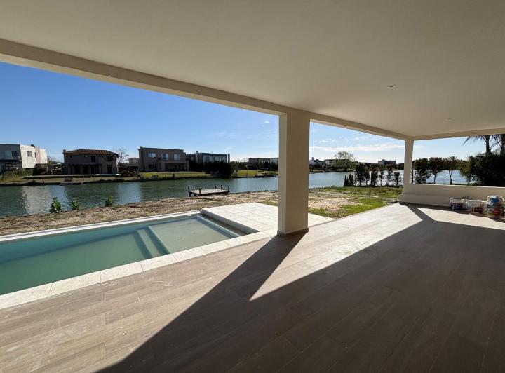 Casa · 300m² · 5 Ambientes · 4 Cocheras