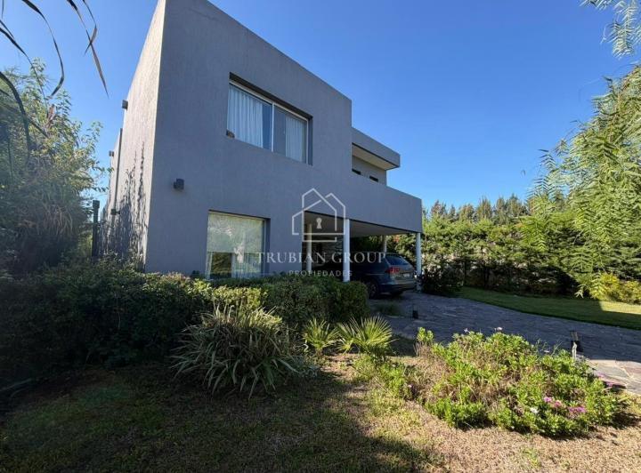 Casa · 260m² · 6 Ambientes · 4 Cocheras