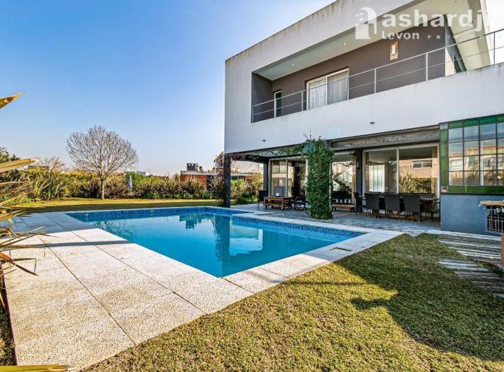 Casa · 248m² · 5 Ambientes · 2 Cocheras