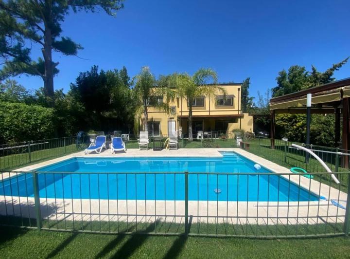 Casa · 220m² · 5 Ambientes · 2 Cocheras