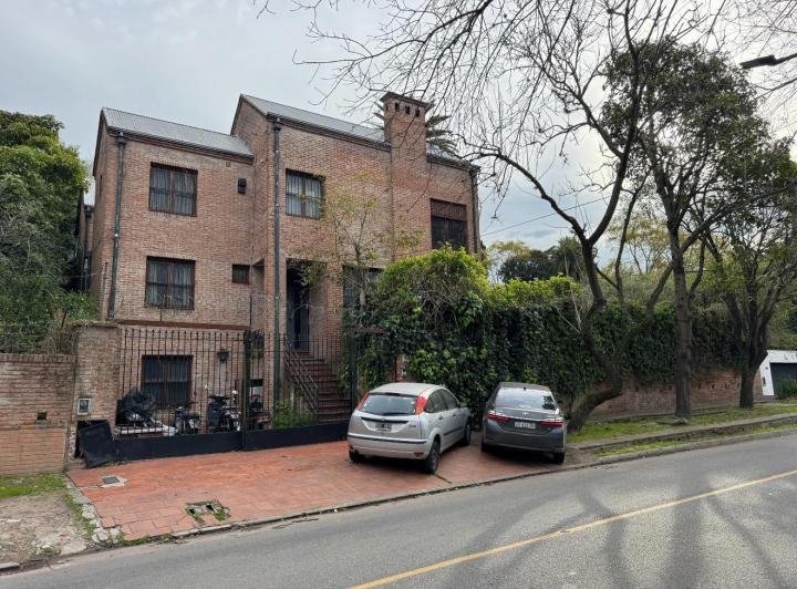 Casa · 300m² · 5 Ambientes · 2 Cocheras