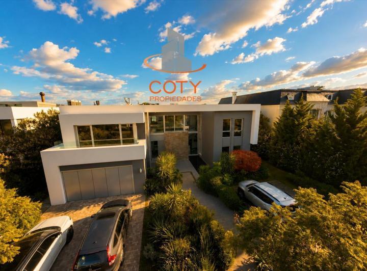 Casa · 784m² · 8 Ambientes · 2 Cocheras
