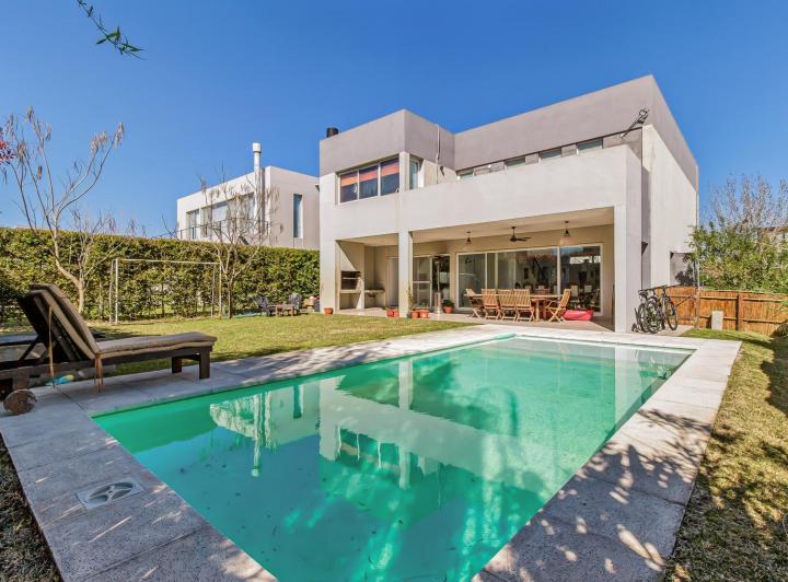 Casa · 244m² · 4 Dormitorios