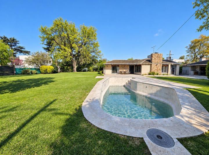 Casa · 355m² · 6 Ambientes · 8 Cocheras