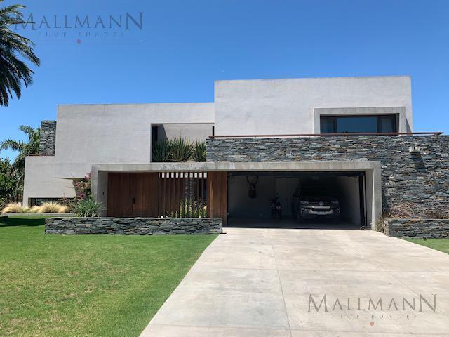 Casa · 1700m² · 6 Ambientes