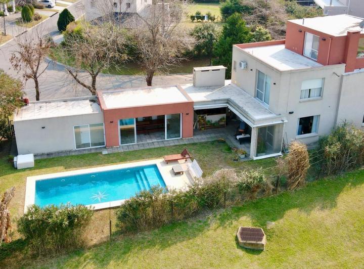 Casa · 270m² · 4 Dormitorios · 2 Cocheras