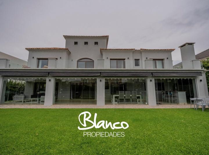 Casa · 535m² · 6 Ambientes · 2 Cocheras