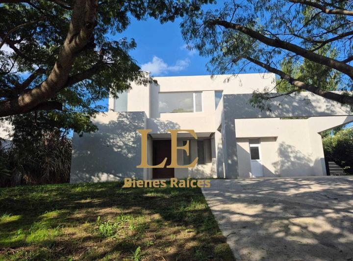 Casa · 250m² · 5 Ambientes · 5 Cocheras