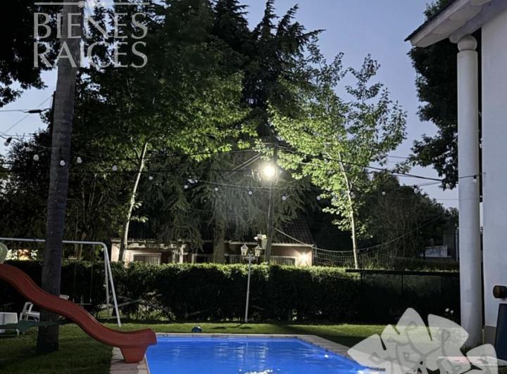 Casa · 900m² · 8 Ambientes · 4 Cocheras