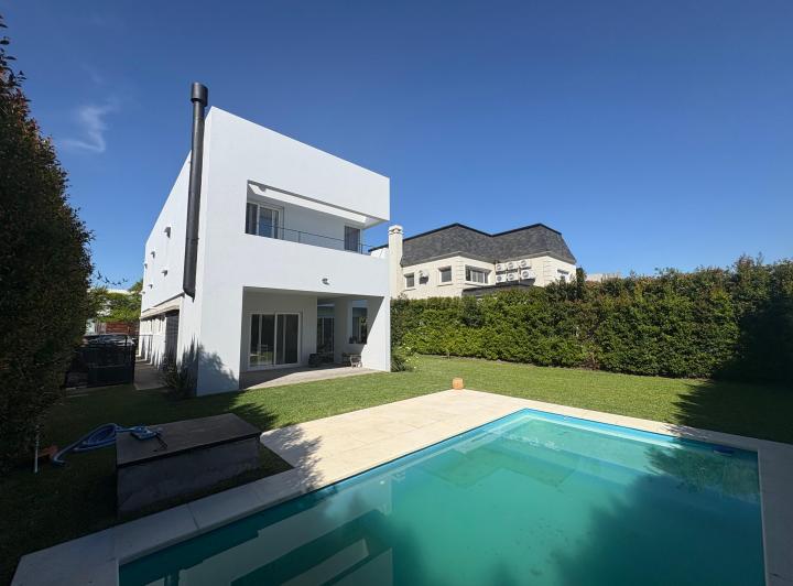 Casa · 220m² · 5 Ambientes · 3 Cocheras