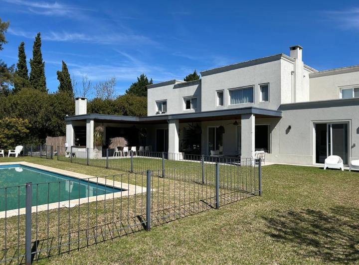 Casa · 377m² · 8 Ambientes · 6 Cocheras
