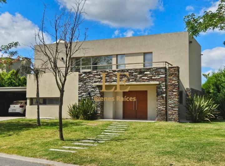 Casa · 261m² · 5 Ambientes · 5 Cocheras