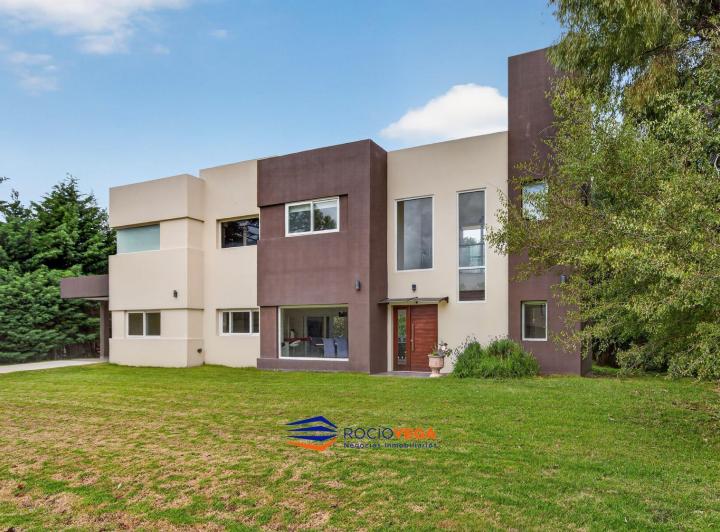 Casa · 214m² · 5 Ambientes · 2 Cocheras
