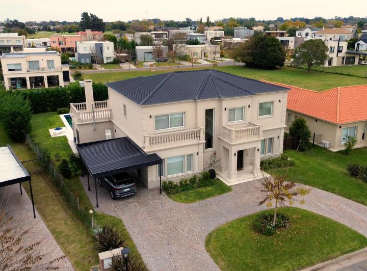 Casa · 290m² · 5 Ambientes · 6 Cocheras