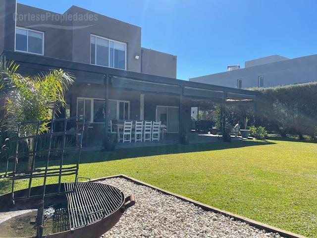 Casa · 220m² · 7 Ambientes · 1 Cochera