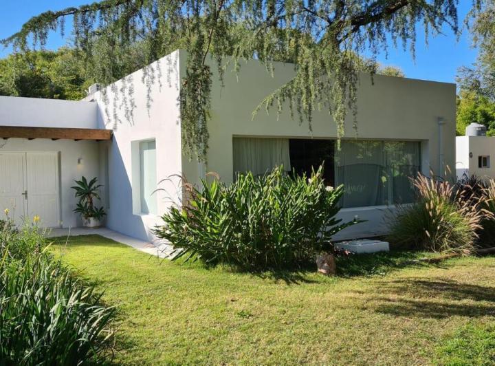 Casa · 450m² · 6 Ambientes · 2 Cocheras