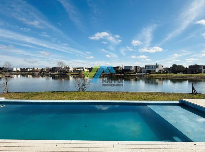 Casa · 310m² · 6 Ambientes · 2 Cocheras