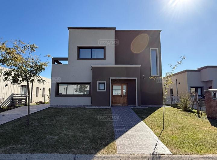 Casa · 221m² · 6 Ambientes · 2 Cocheras