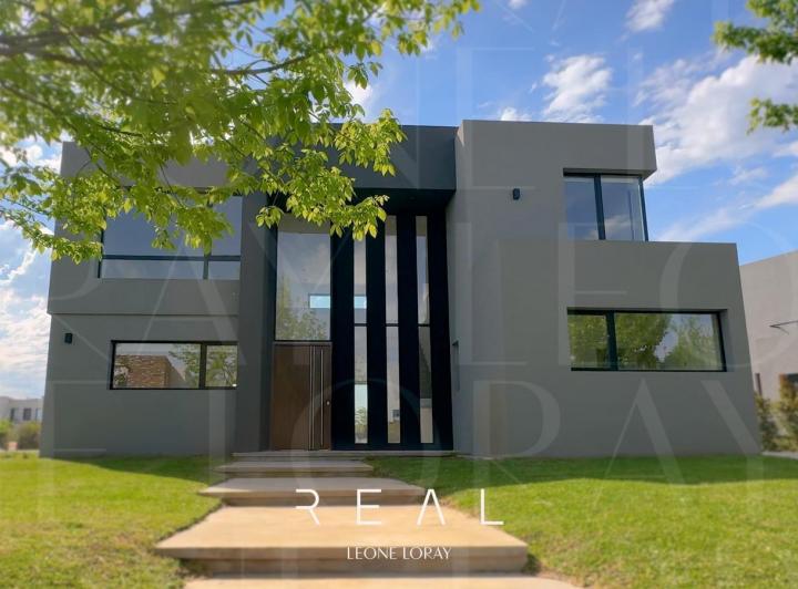 Casa · 234m² · 5 Ambientes · 3 Cocheras
