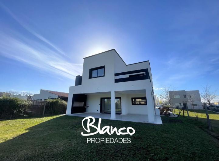 Casa · 225m² · 6 Ambientes · 1 Cochera