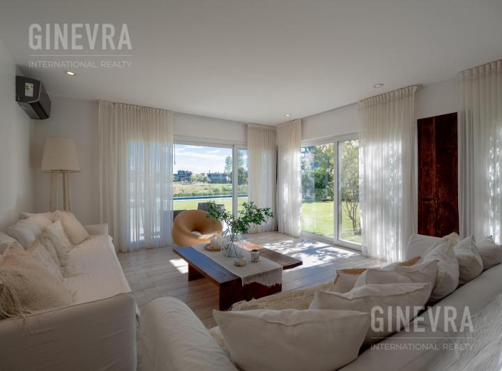 Casa · 448m² · 6 Ambientes · 2 Cocheras