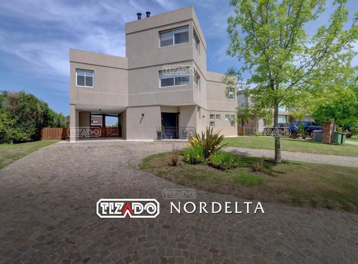 Casa · 280m² · 4 Ambientes · 2 Cocheras