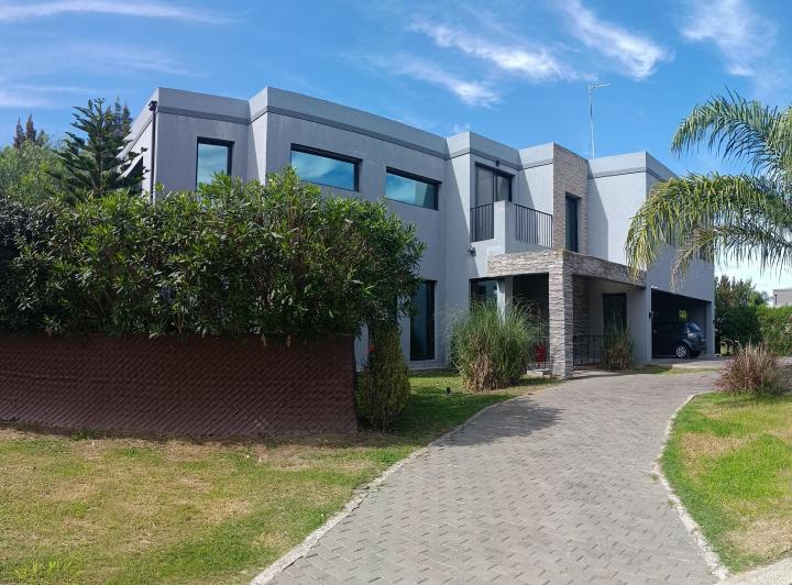 Casa · 275m² · 6 Ambientes · 2 Cocheras