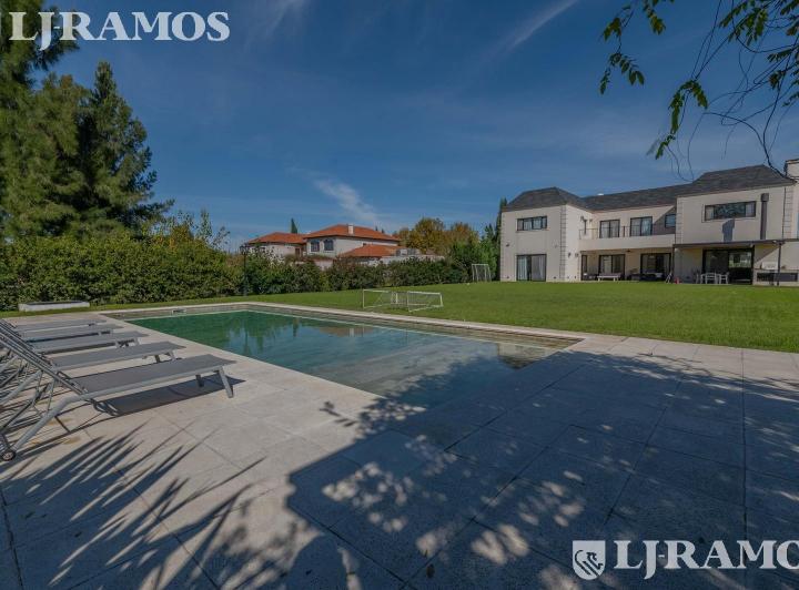 Casa · 654m² · 9 Ambientes · 2 Cocheras