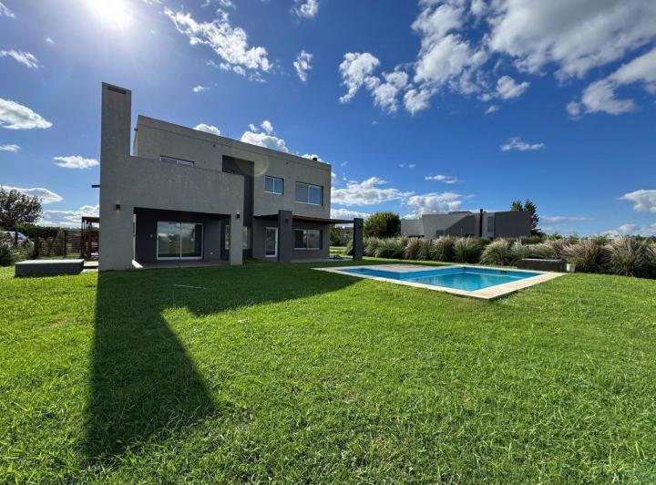 Casa · 247m² · 5 Ambientes · 3 Cocheras