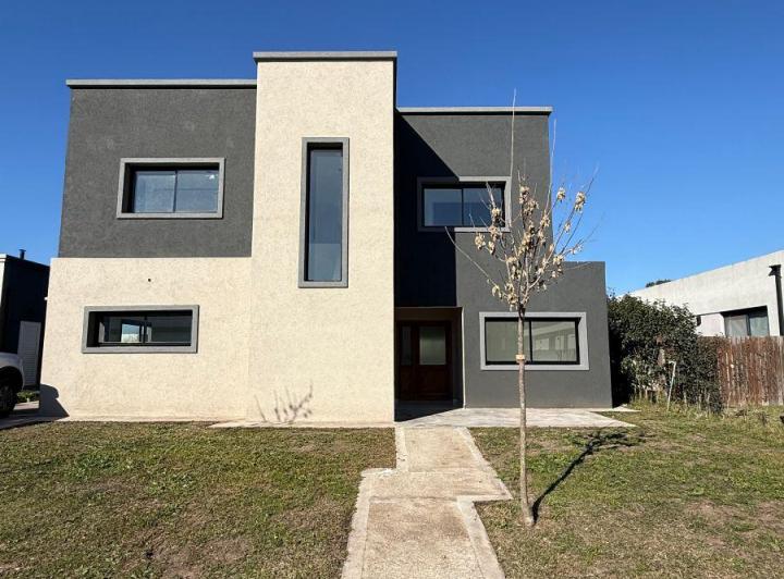 Casa · 210m² · 6 Ambientes · 1 Cochera