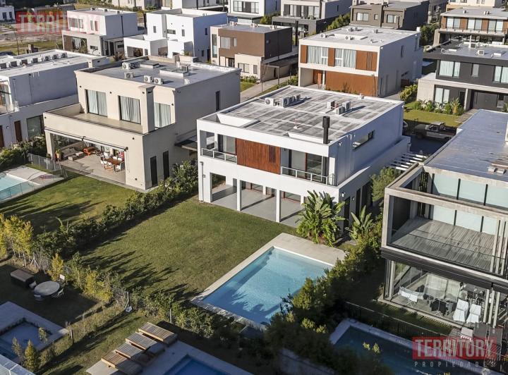 Casa · 238m² · 6 Ambientes · 2 Cocheras