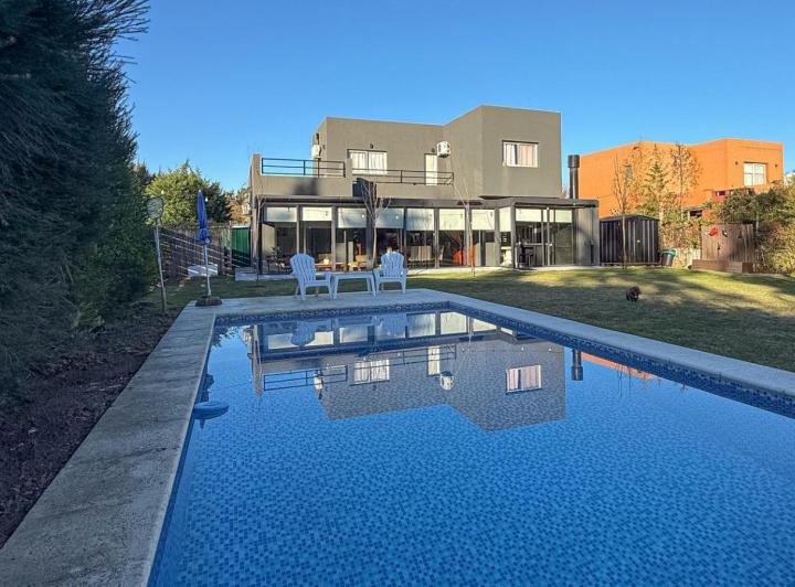 Casa · 294m² · 5 Ambientes · 2 Cocheras
