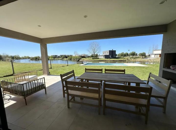 Casa · 270m² · 9 Ambientes · 4 Cocheras