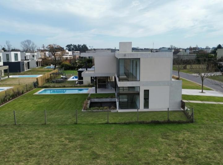 Casa · 240m² · 6 Ambientes · 2 Cocheras