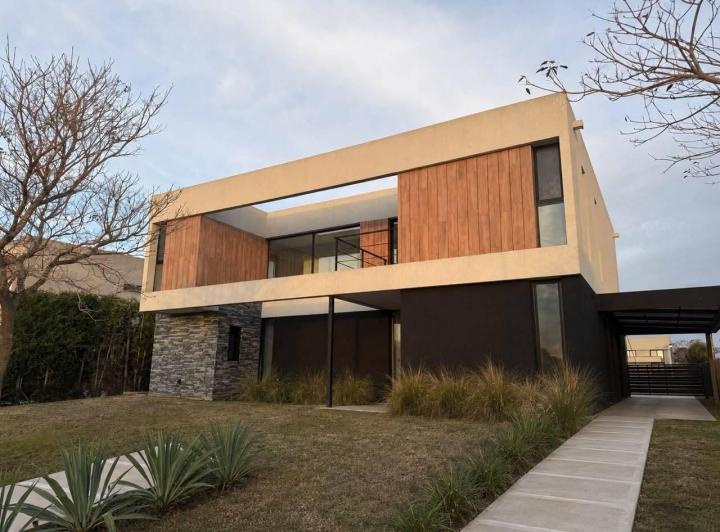 Casa · 224m² · 6 Ambientes · 1 Cochera