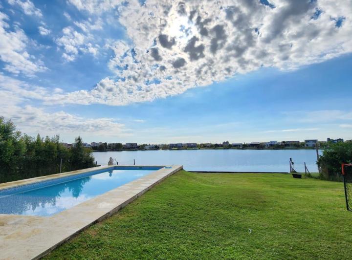 Casa · 259m² · 5 Ambientes · 6 Cocheras